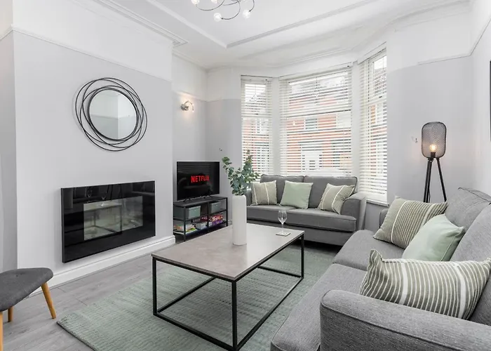 Host Liverpool - Elegant Anfield Getaway
