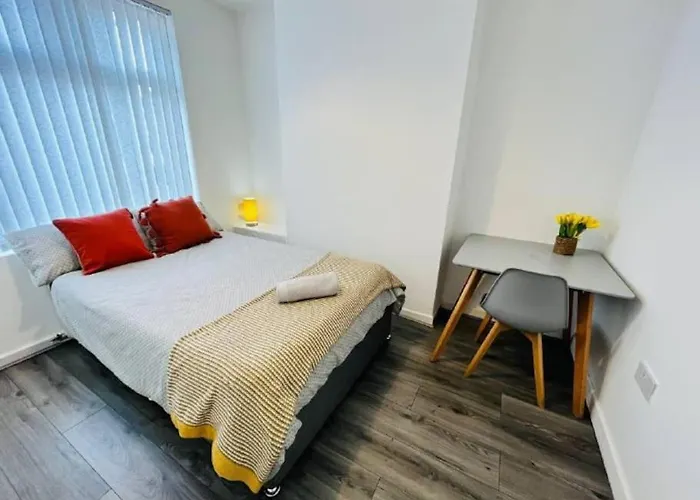 Modern Hangout House Near Lfc, 3 Bedroom With Pool Table