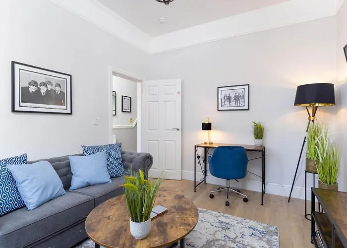 Modern & Stylish Home At The Corner Of Famous Penny Lane In Liverpool