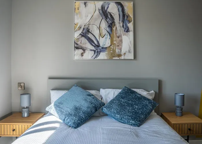 Apt 21 - Modern 2-Bedroom Gem