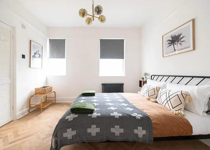 Orange Rentals - Stylish Apartment Near Lark Lane