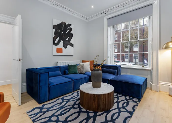 Flatzy - City Centre Mansion, Sleeps 20, 5 Baths