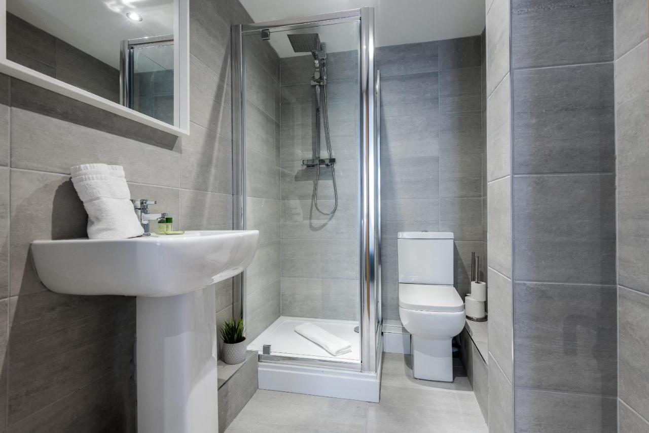 Host - Contemporary 3 Bed Apt With Balcony - Perfect For Long Stays Apartment Liverpool