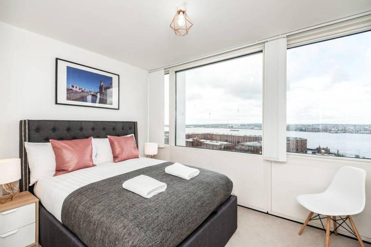 Waterfront Albert Dock Views *