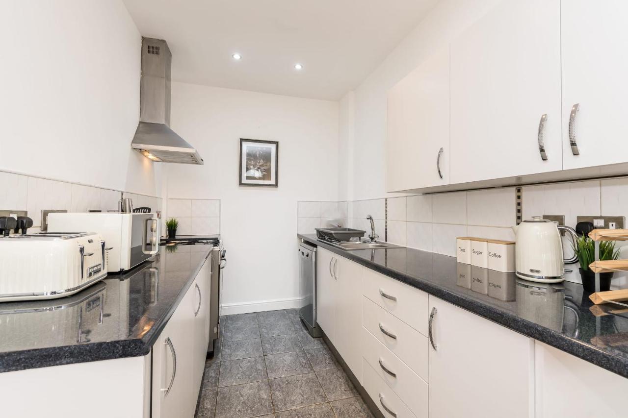 Superb Location, Lovely And Bright 2 Bed Apartment *