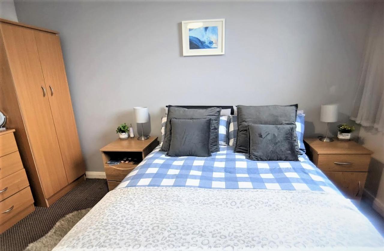 Apartment Large 3 Bedrooms In Centre, Free Parking *