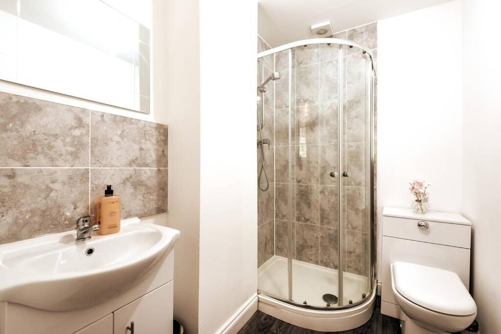 City Centre - Fabulous 3 En-suite Bedrooms - Sleeps 10 People *