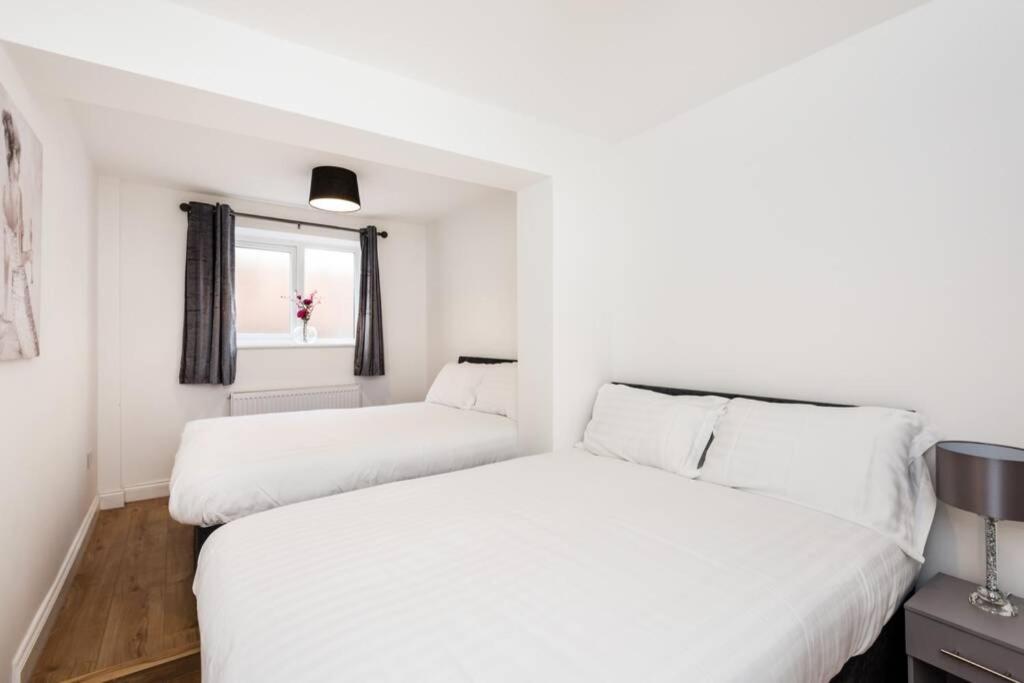 City Centre - Fabulous 3 En-suite Bedrooms - Sleeps 10 People Apartment *