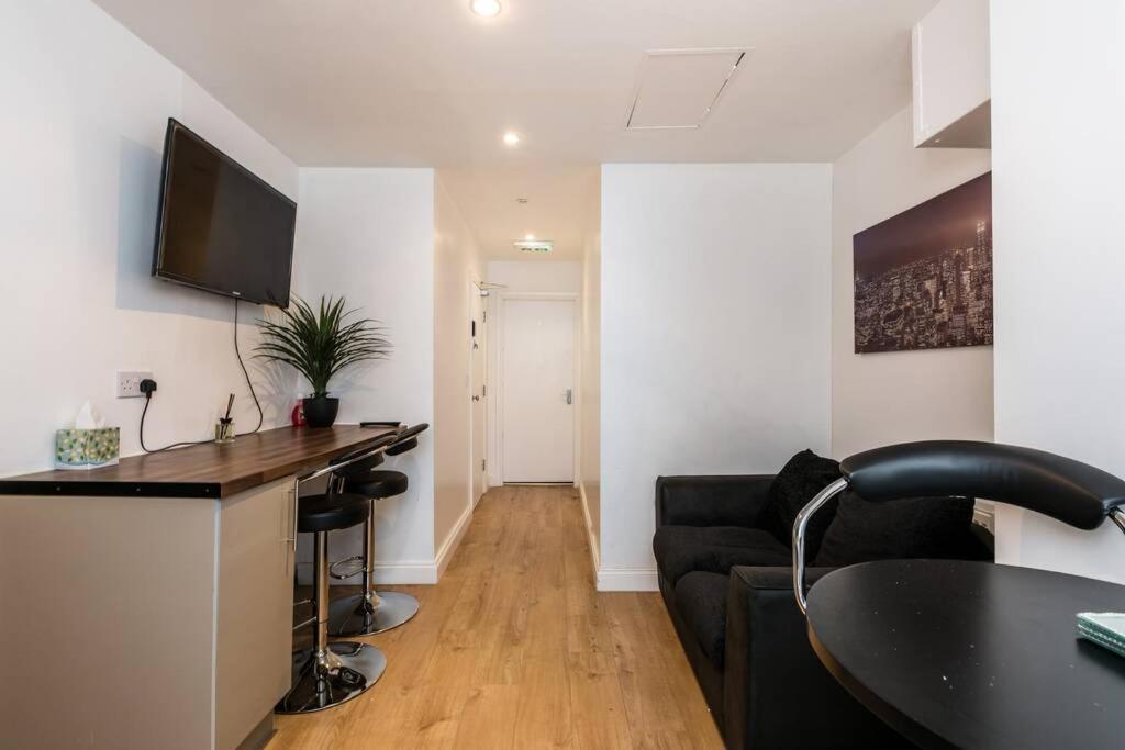 City Centre - Fabulous 3 En-suite Bedrooms - Sleeps 10 People *