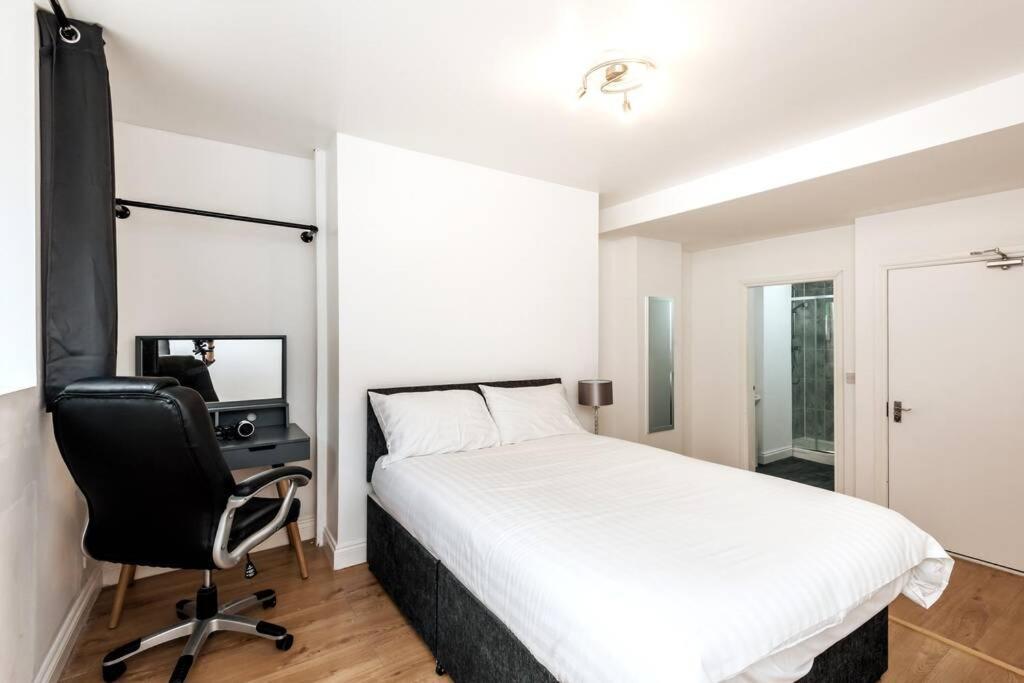 City Centre - Fabulous 3 En-suite Bedrooms - Sleeps 10 People Apartment Liverpool
