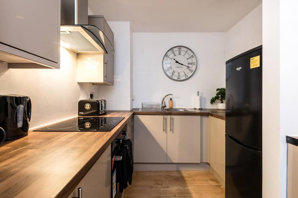 City Centre - Fabulous 3 En-suite Bedrooms - Sleeps 10 People Apartment