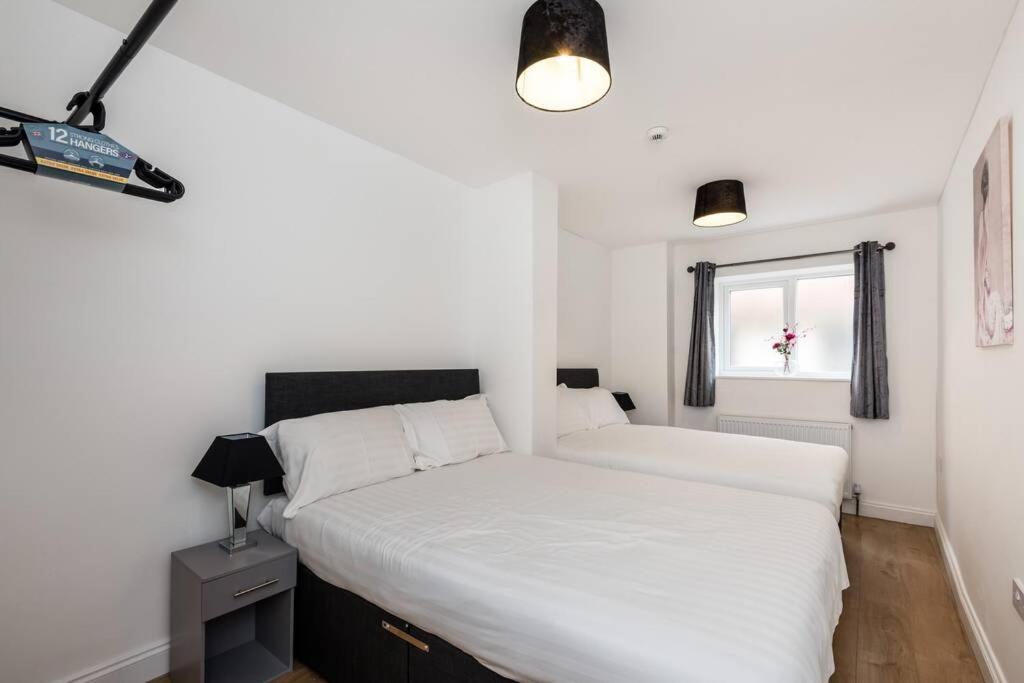 City Centre - Fabulous 3 En-suite Bedrooms - Sleeps 10 People Apartment