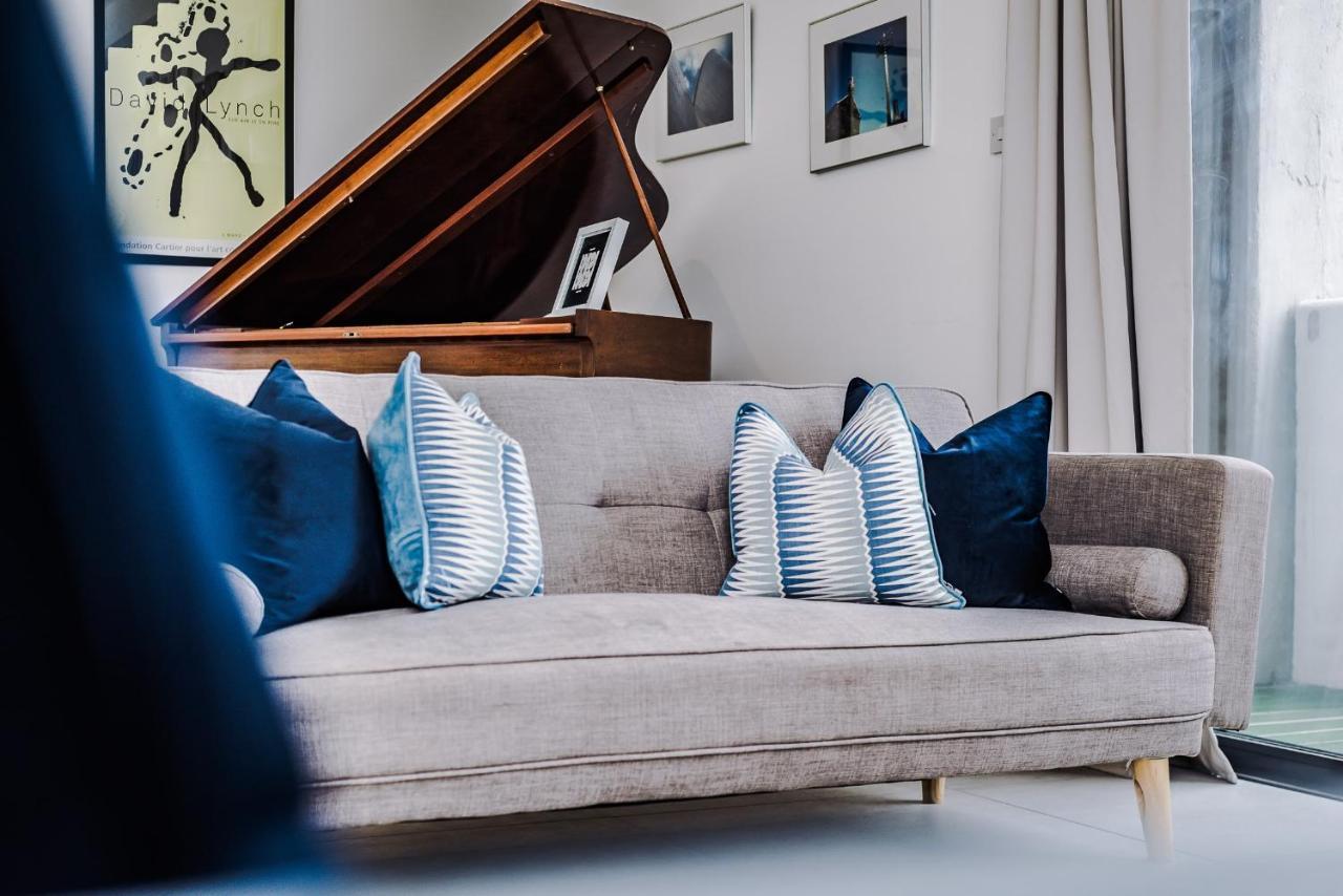 Host & - The Musician's With Grand Piano *
