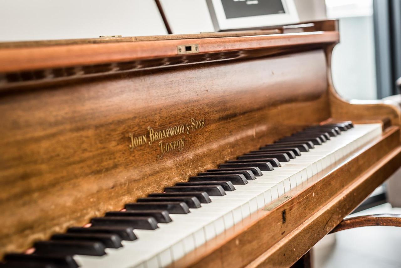 Host & - The Musician's With Grand Piano