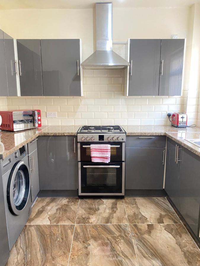 Entire 4 Bedroom House - Ev Point & Free Parking Homestay *