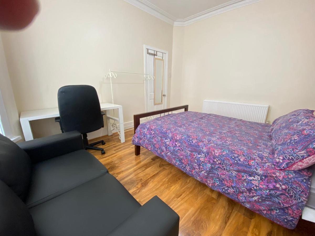 Entire 4 Bedroom House - Ev Point & Free Parking Homestay *