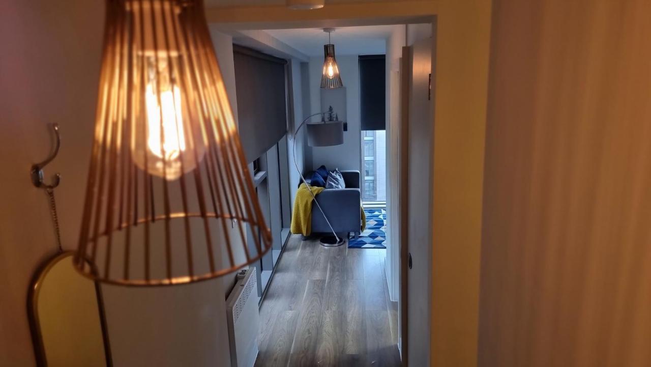 City Centre Studio With Wifi Parking & Shops Apartment