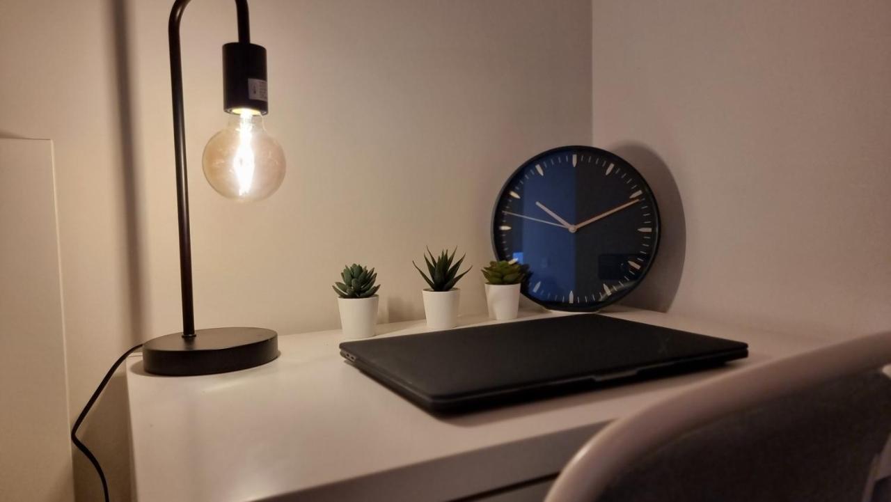 City Centre Studio With Wifi Parking & Shops * Liverpool