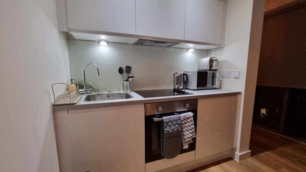 Apartment City Centre Studio With Wifi Parking & Shops