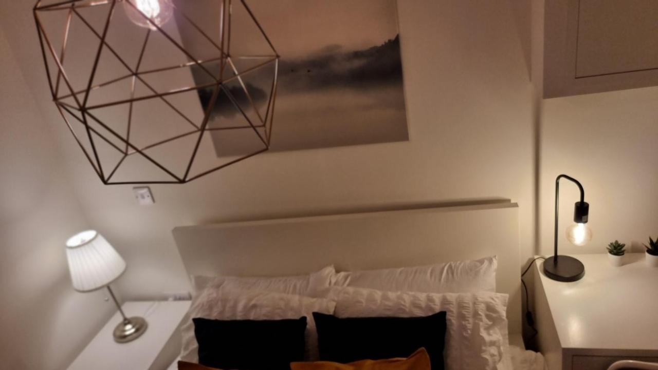 Apartment City Centre Studio With Wifi Parking & Shops *