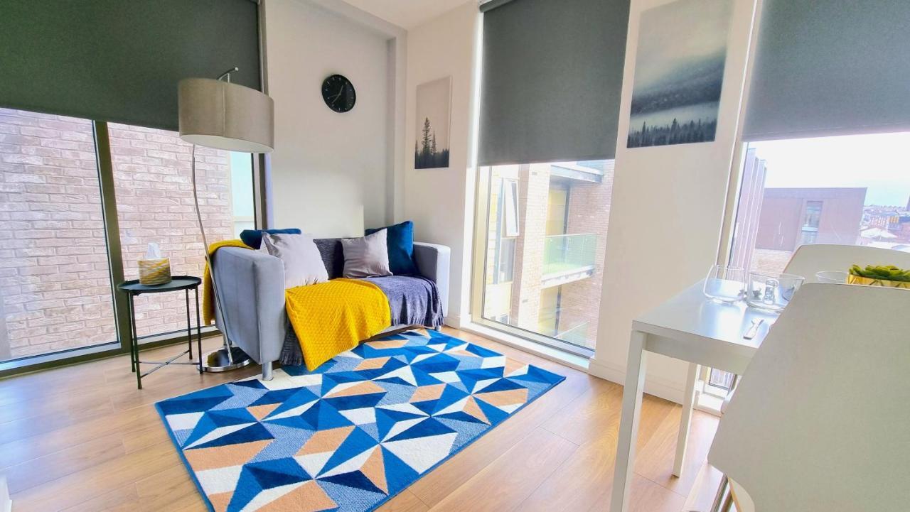 City Centre Studio With Wifi Parking & Shops Apartment