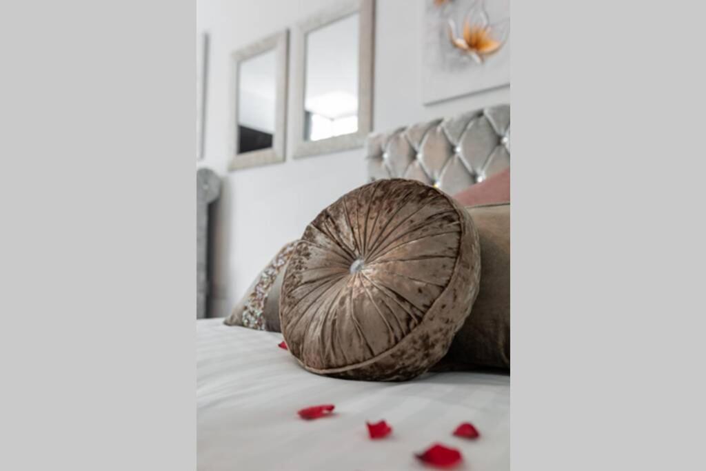 Centre Apt Sleeps 10 *