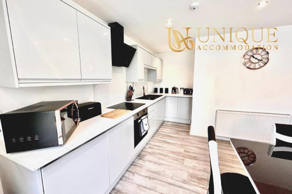 Unique - Luxury 2 Bed , Perfect For Business & Families, Book Now Apartment *