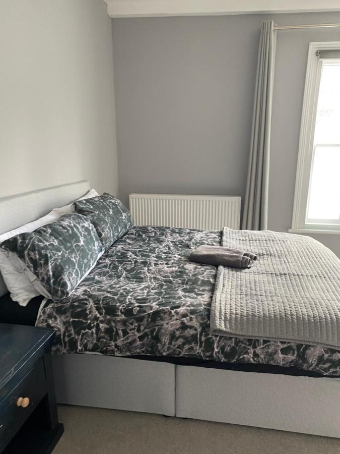 Holiday home Stylish & Modern 4 Bedroom Sleep 8 *