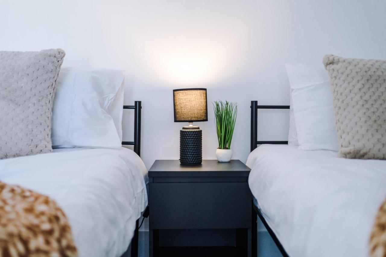 Snug Anfield House, Entire With Free Wifi & Netflix Holiday home *