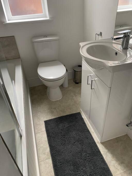 Stylish & Modern 4 Bedroom Sleep 8 Holiday home