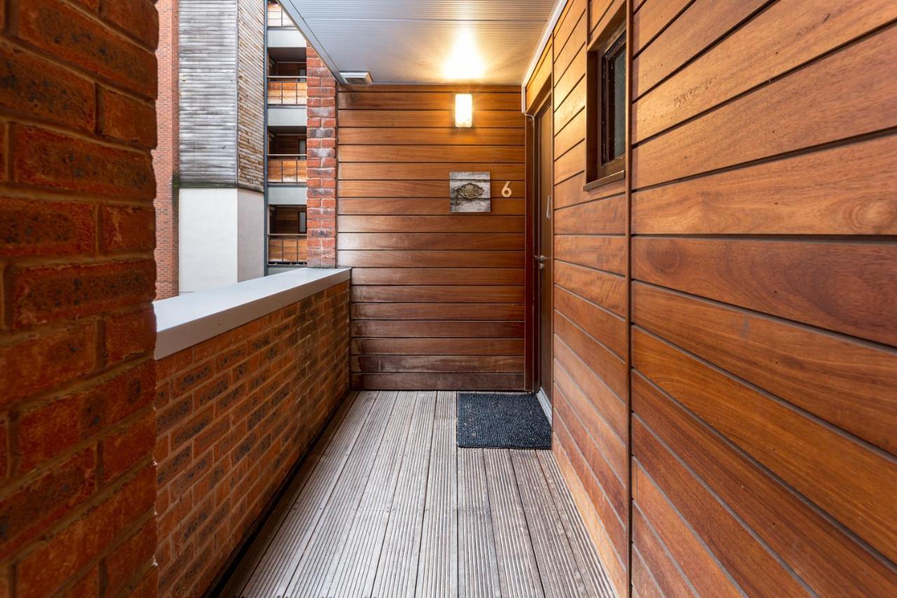 Centrally Located In Duke Street- Free Parking- Two Bathrooms *