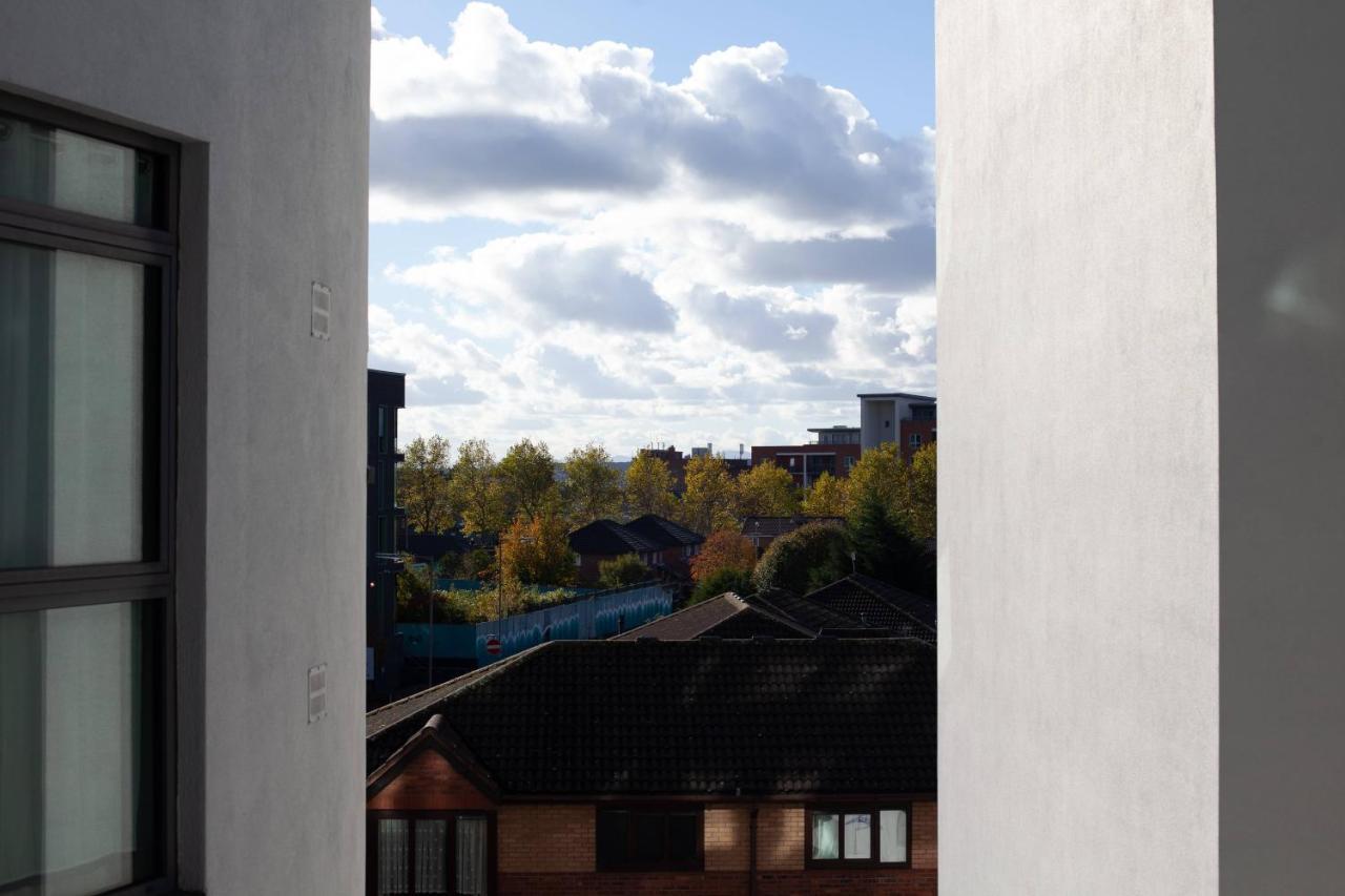 Serviced In Centre - Free Parking - Balcony - By Happy Days Apartment