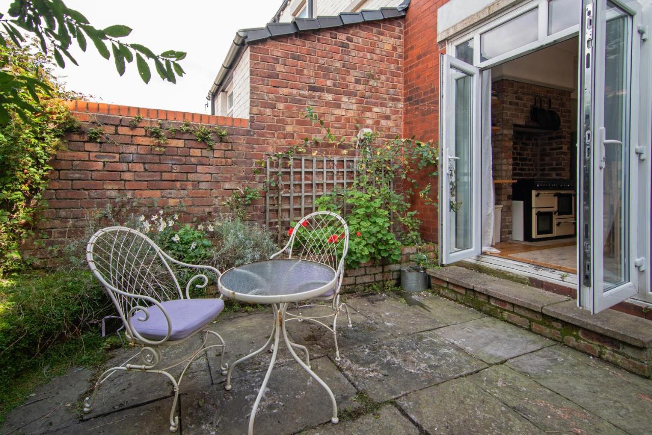 Victorian Close To Centre *