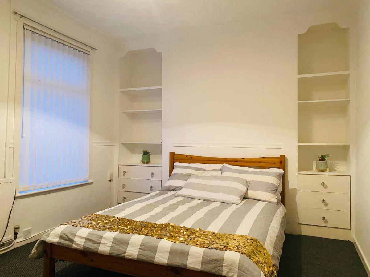 Entire 3 Bedroom House- Free Parking