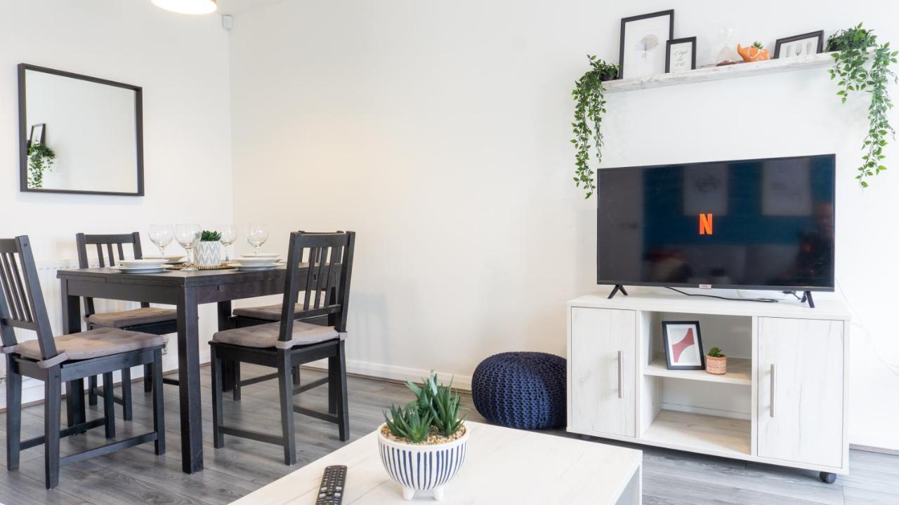 Air Host And - New Build With Parking Minutes From Lfc Ref31 Holiday home *