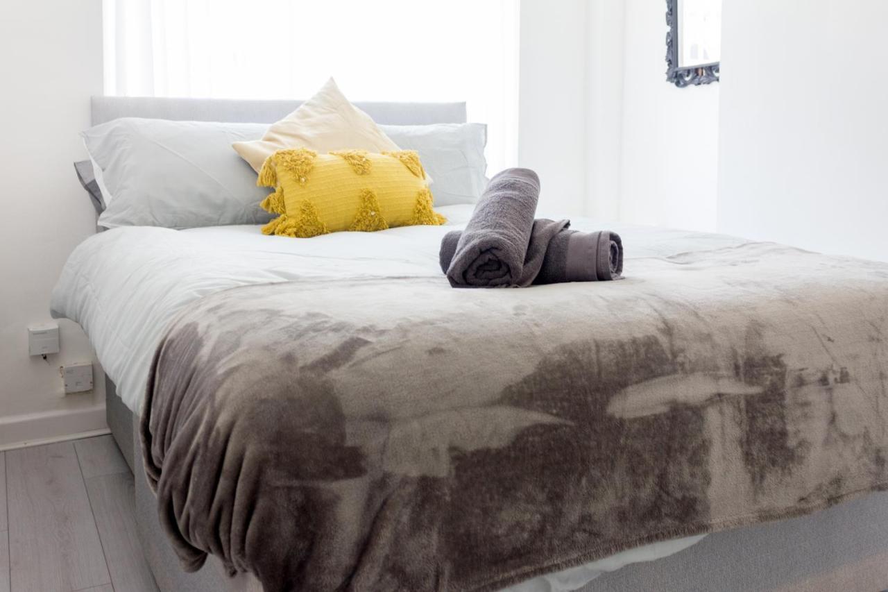 Stylish 3 Bed House, Sleep 7 With Parking *