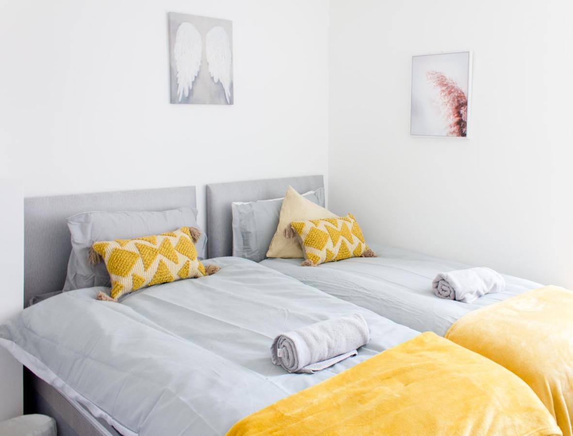 Stylish 3 Bed House, Sleep 7 With Parking Holiday home Liverpool