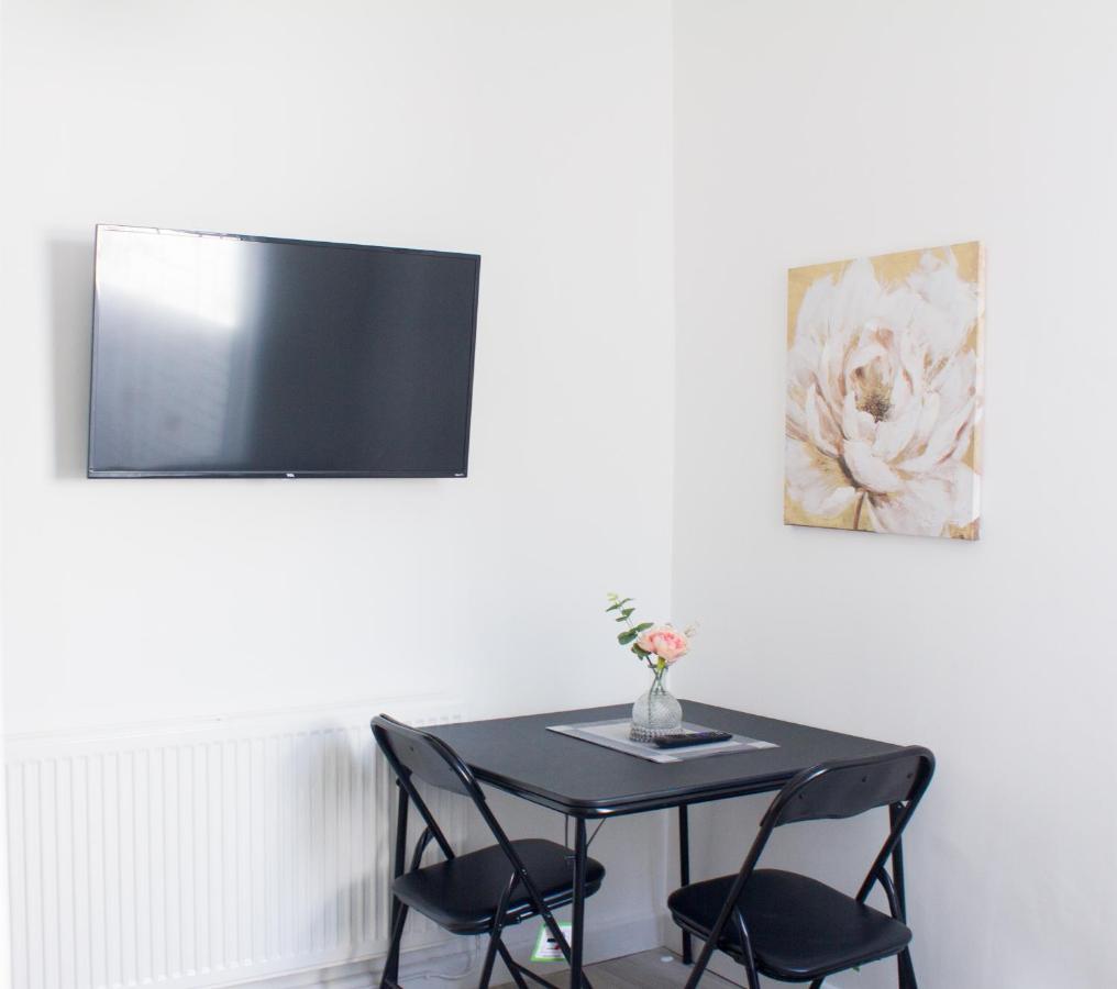 Stylish 3 Bed House, Sleep 7 With Parking