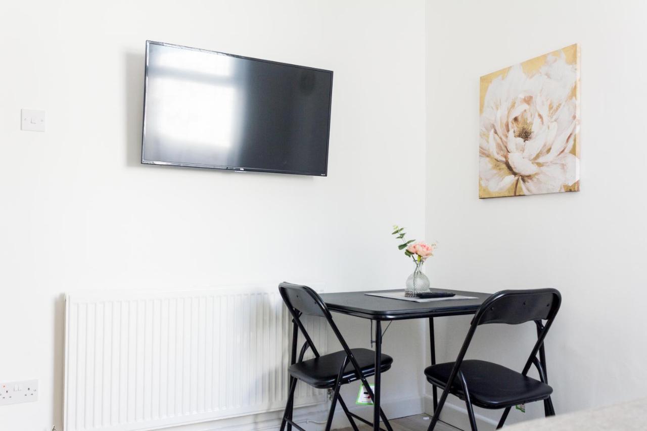 Stylish 3 Bed House, Sleep 7 With Parking