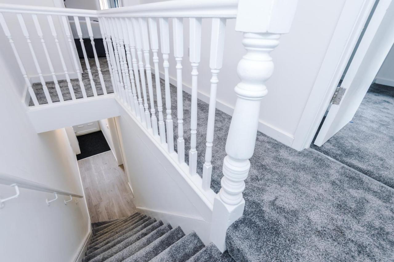 Cosy 3 Bed 3 Bath House - Central -self Check-in & Free Parking! Holiday home *