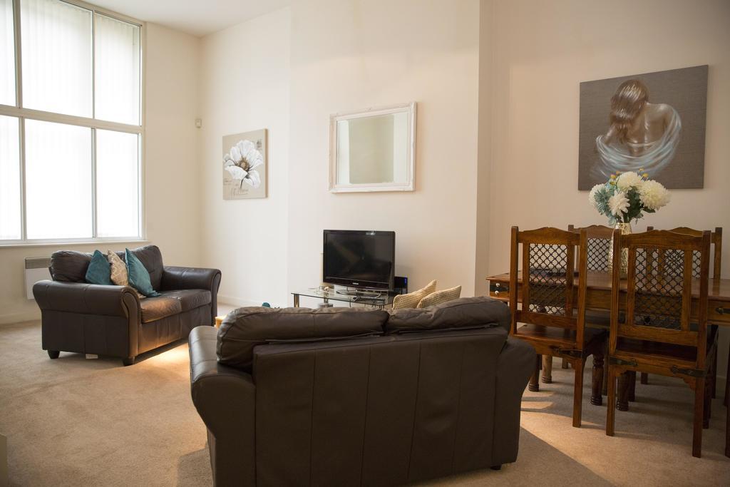 Albany Apartments *