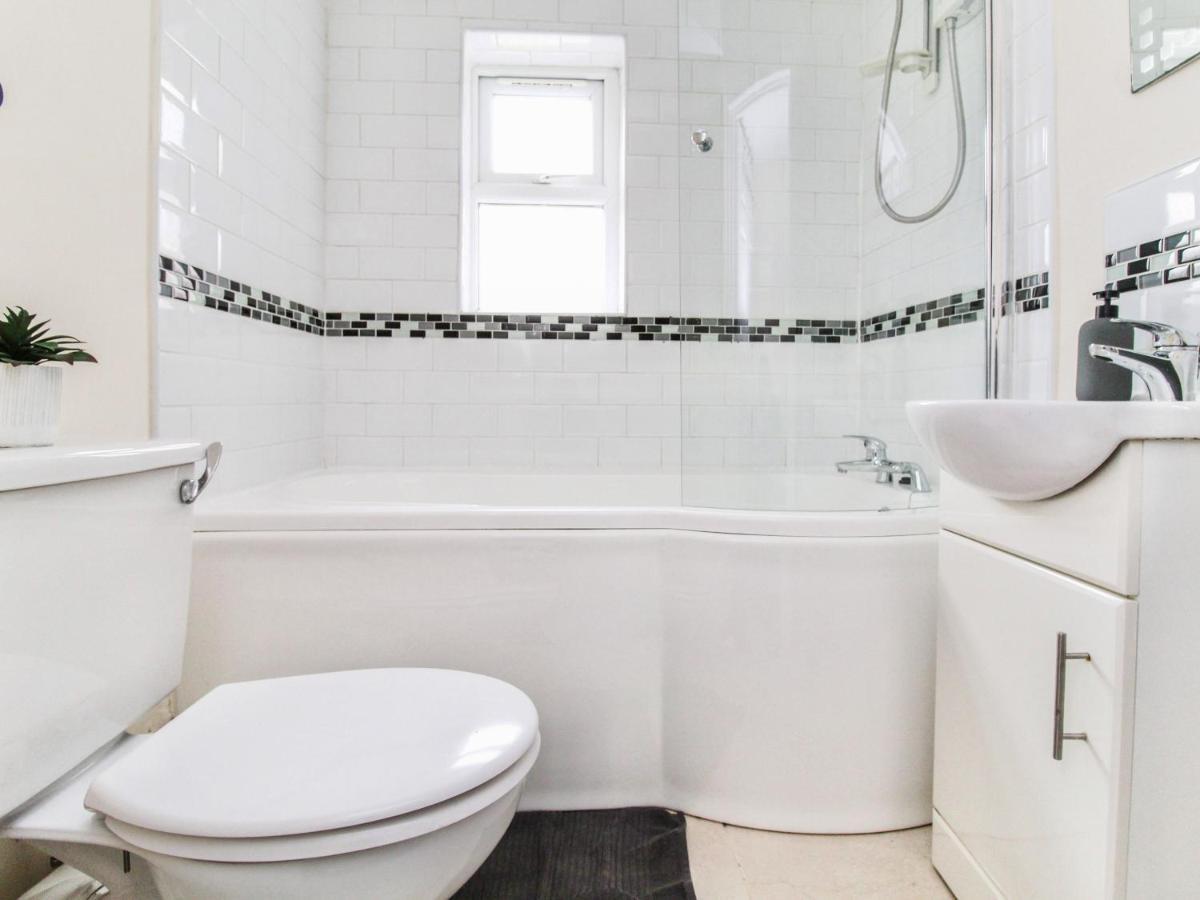 Apartment Centre House With Parking & Wifi By Amazing Spaces Relocations Ltd
