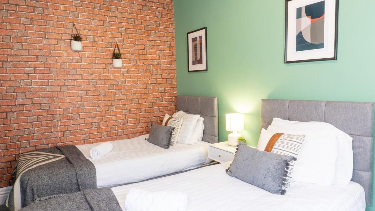 Air Host And - Daisy House - Large 3 Bedroom Sleeps 7 10 Minutes From Centre Holiday home *
