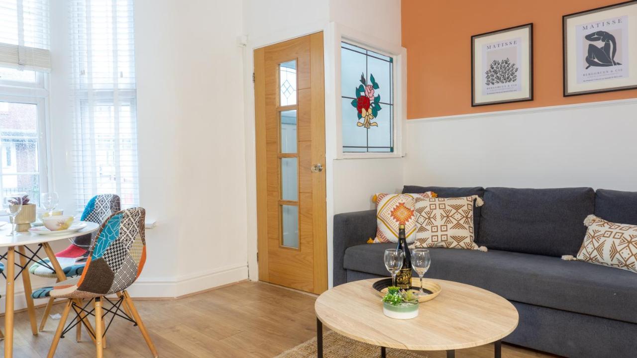 Air Host And - Daisy House - Large 3 Bedroom Sleeps 7 10 Minutes From Centre Holiday home Liverpool