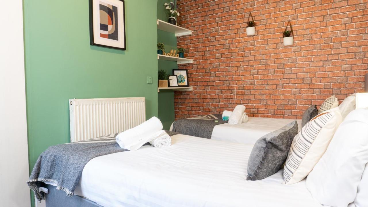 Air Host And - Daisy House - Large 3 Bedroom Sleeps 7 10 Minutes From Centre Holiday home Liverpool