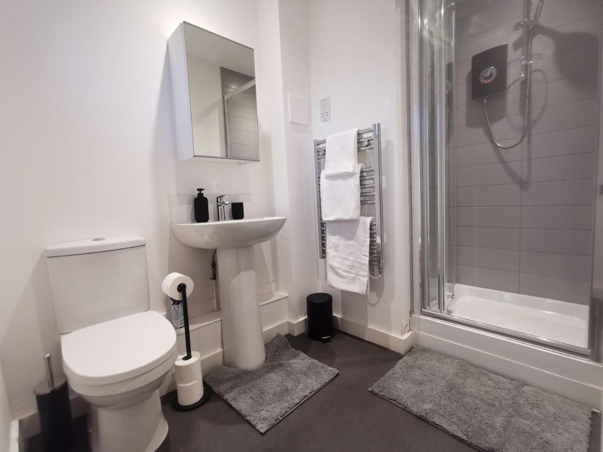 Large 65 Inch Tv Full Kitchen Long-stay Ready Liverpool
