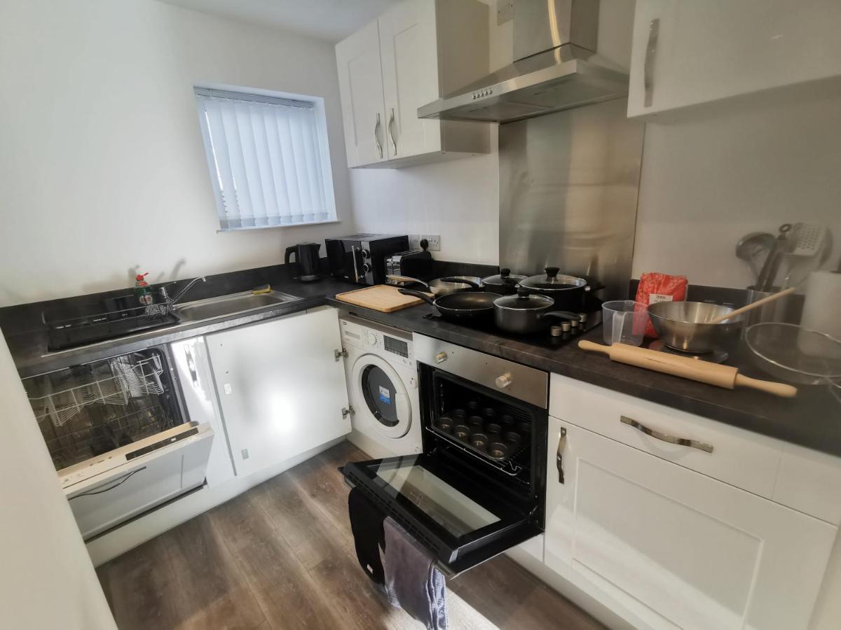 Large 65 Inch Tv Full Kitchen Long-stay Ready Apartment