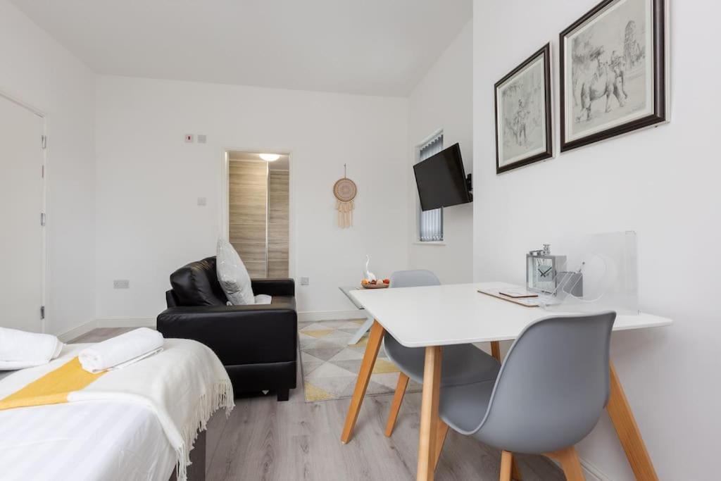 Apartment St Marys Studios-free Street Parking *