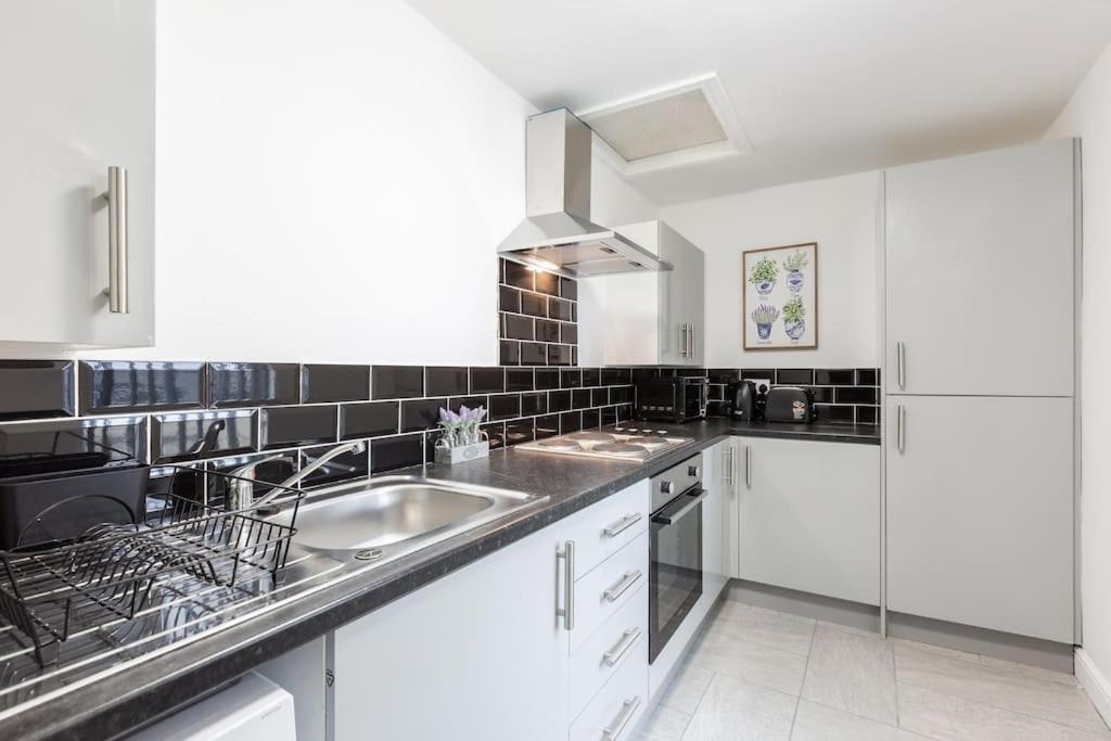 St Marys Studios-free Street Parking Apartment