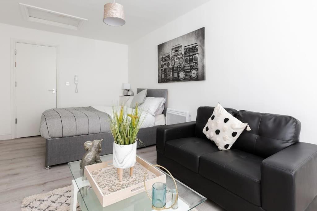 St Marys Studios-free Street Parking Apartment *